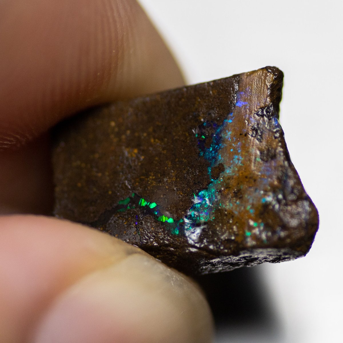 ボルダーオパール原石　約127g  ぐるっと　どの面が正面でも　綺麗な美しい原石 ボルダーオパール原石 約127g ぐるっと どの面が正面でも 綺麗な