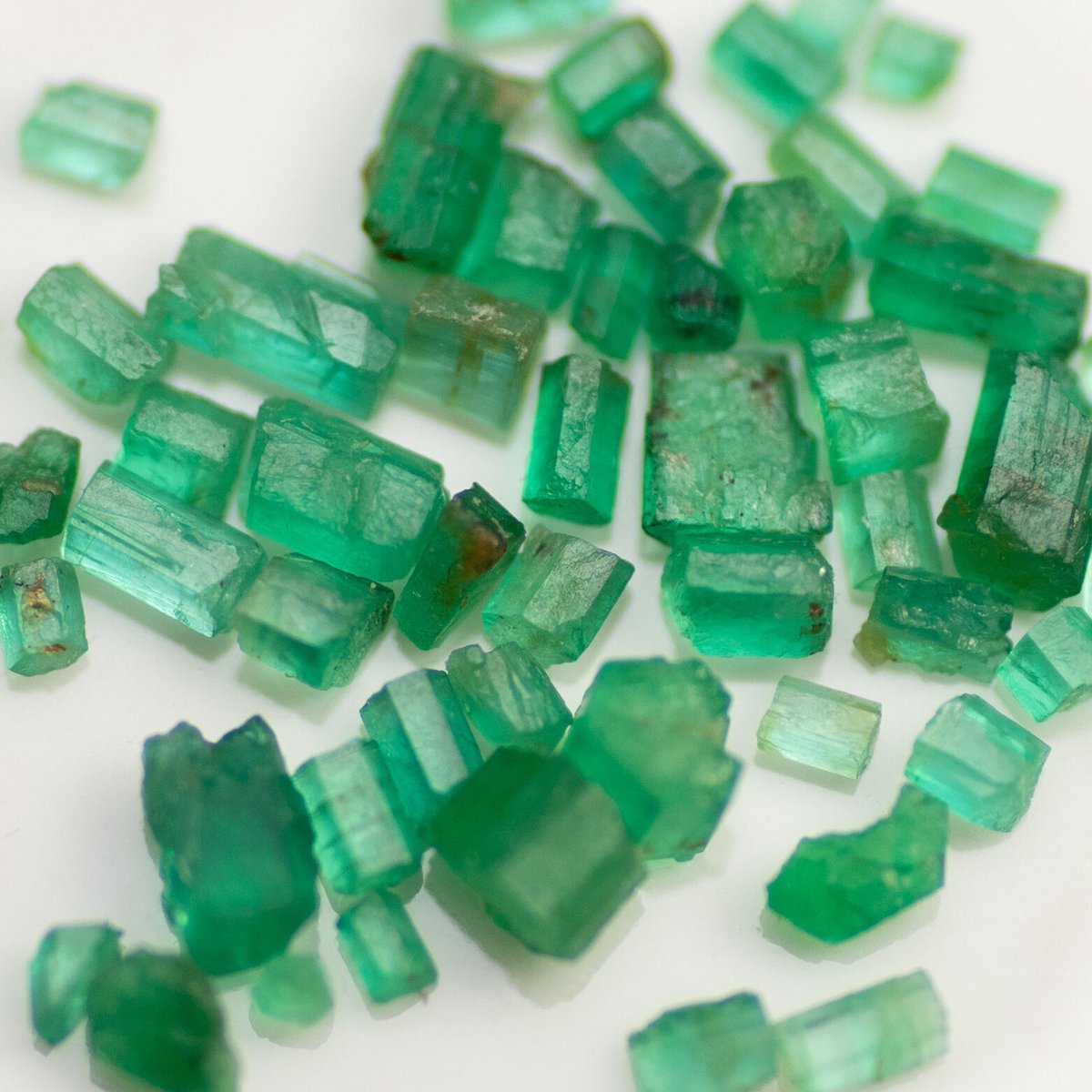 エメラルド　原石 fit=scale-down,w=1200