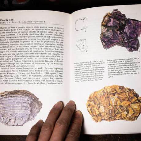 A FIELD GUIDE IN COLOUR MINERALS  298001