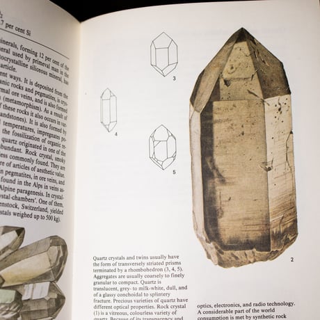 A FIELD GUIDE IN COLOUR MINERALS  298001