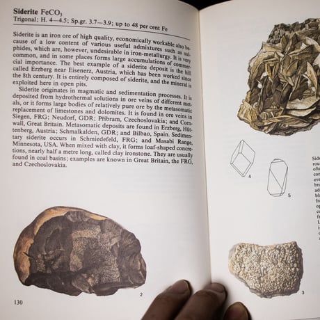 A FIELD GUIDE IN COLOUR MINERALS  298001