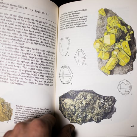 A FIELD GUIDE IN COLOUR MINERALS  298001