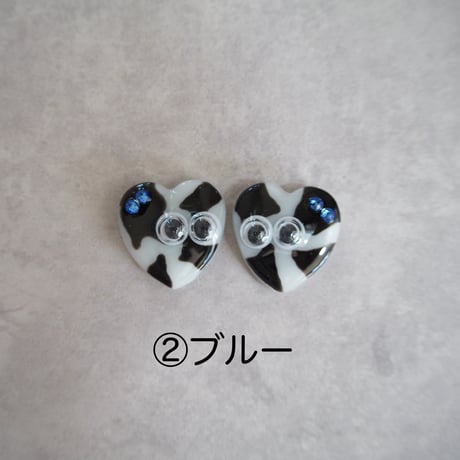 キョロ目ちゃん　ウシ柄　ピアスページ