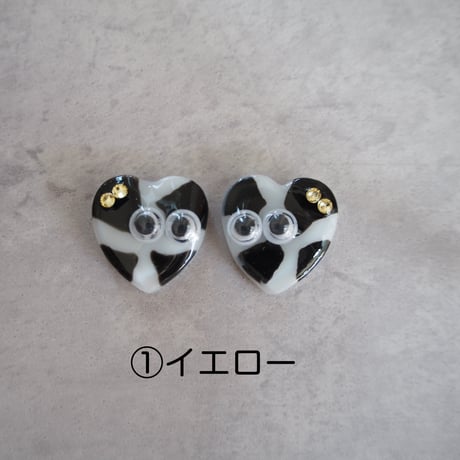 キョロ目ちゃん　ウシ柄　ピアスページ