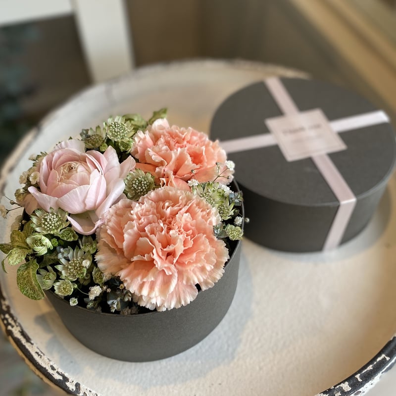 配送】おまかせ生花のボックスアレンジ | GRACE WISTERIA