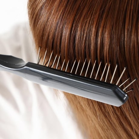 ウィッグブラシ ウィッグ専用ブラシ 静電気防止 スチールピン ヘアブラシ プラスチックハンドル かつら お手入れ用 コーム 型崩れ防止 抜け毛対策 医療用ウィッグ対応 ウィッグ用ブラシ
