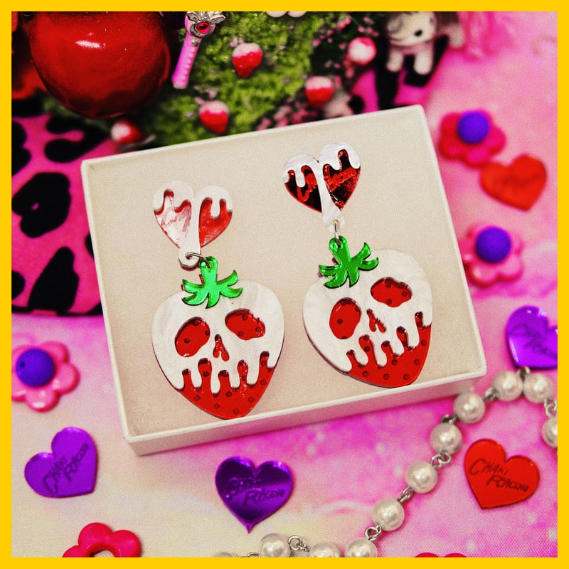 【遊び心溢れるリンゴ】★CHANEL★ブローチ★25A限定 誘惑の毒いちごちゃん Earrings/Ear clips【耳飾り/バック