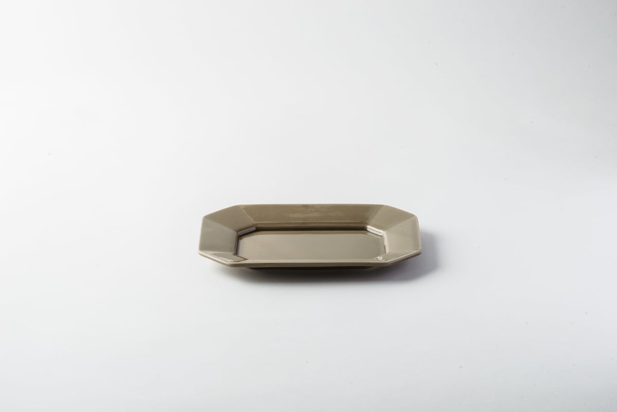 新品未使用　内田鋼一　ベージュのセラミック風四角皿 内田鋼一セレクト 萬古焼 八角皿 M グレー 〔 着払い 〕 | gallery on