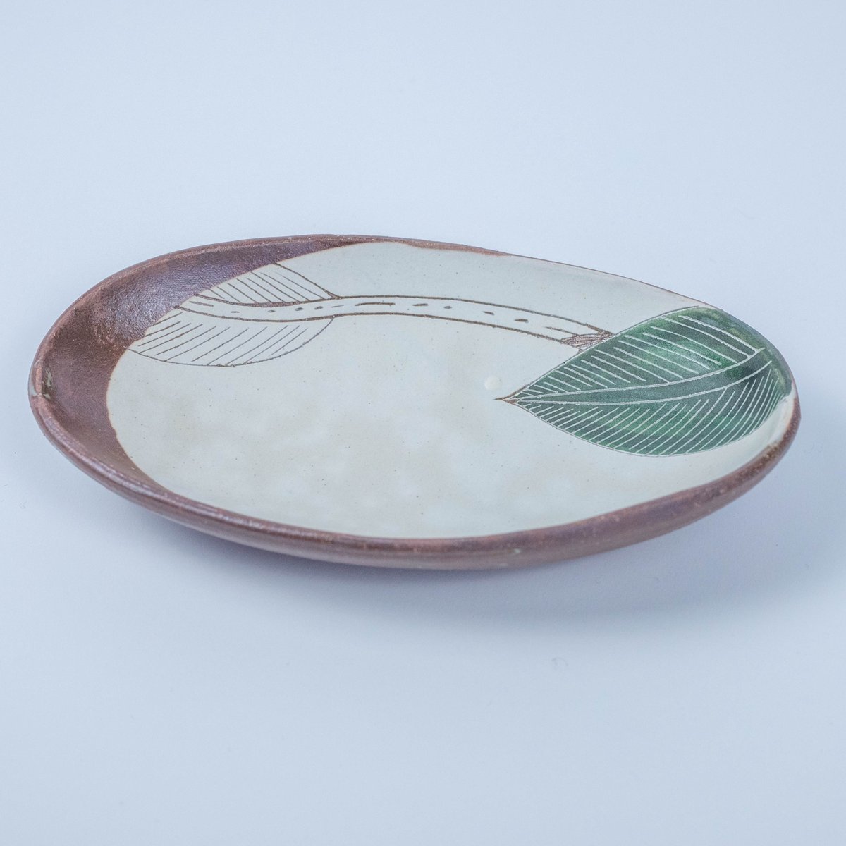 大谷桃子　バナナの葉 大谷桃子 和食器通販｜さわらぎ バナナの葉オーバルリム皿(大)