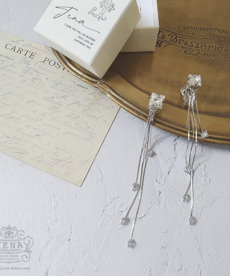 Square □≡ EARRINGS ＆ PIERCING
