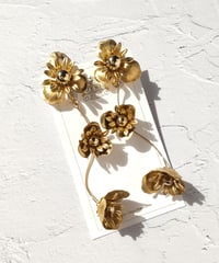 Three-dimensional flowing flower