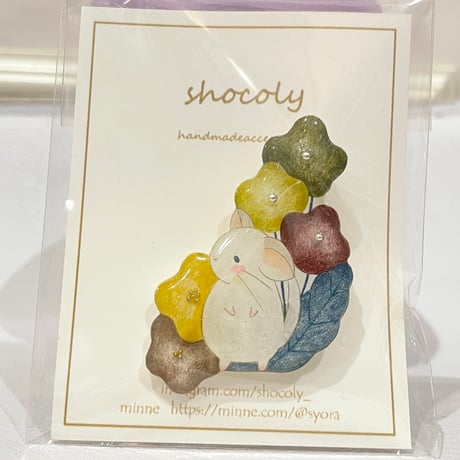 《shocoly》花とチンチラのブローチ