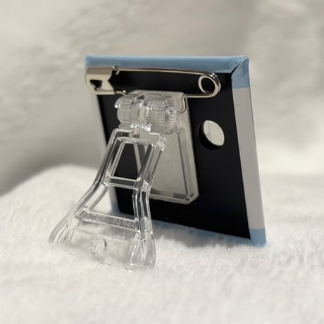 《シュタール》チラマ2025限定スクエアスタンド缶バッチ