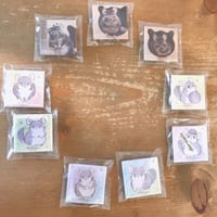 《Toi Project》＜おトイさん＞ スタンド式缶バッチ　⚫︎