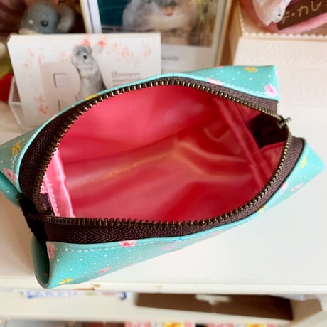 【倉庫一掃セール】《shocoly》おトゥーさんのコロンとしたお花畑おポーチ　⚫︎