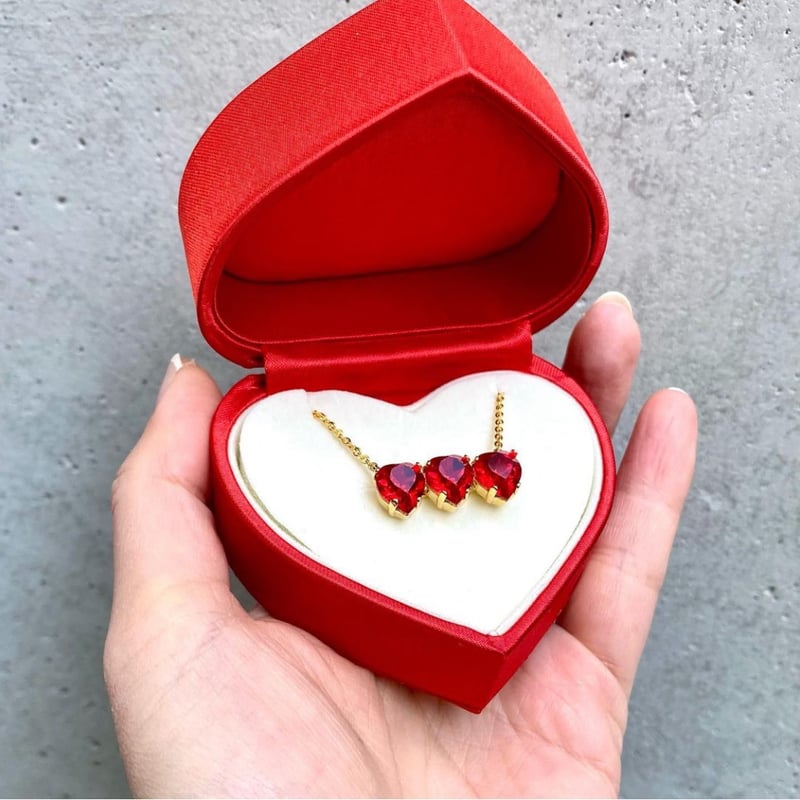 カジュアルネックレス 赤い装飾付き BEAMS HEART（ビームス ハート）クリアフラワー 紐ネックレス