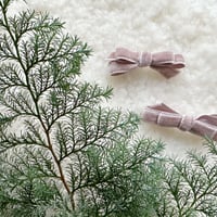 mini ribbon pin* ash pink