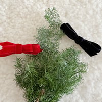 mini ribbon pin* red and black