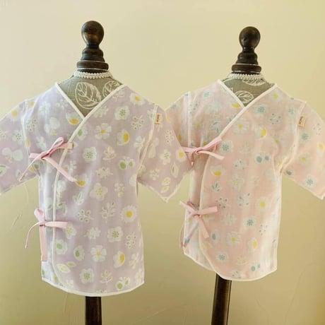 HowCute®︎ダブルガーゼ　パステルフラワー柄　低出生体重児ショートサイズ30（コットに出てから1500ｇ～）