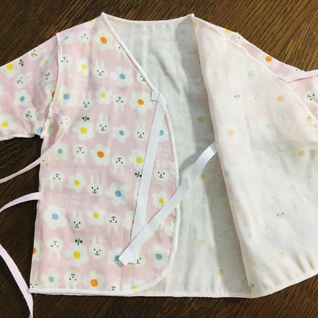 HowCute®︎ダブルガーゼ　うさちゃん柄　低出生体重児ショートサイズ30（コットに出てから1500ｇ～）