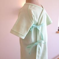 〈完売御礼〉はじめてのおうち肌着35 HowCute®︎コットン若草色の低出生体重児肌着（コットに出てから1500ｇ～ご退院後も重宝サイズ）