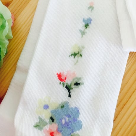 〈レビュー頂きました！完売御礼〉J&J  花柄ホワイトタイツ2T-3T