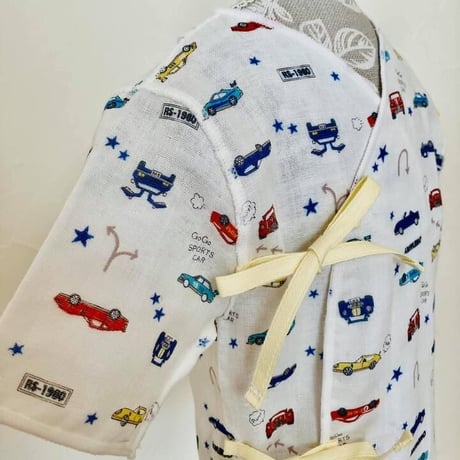 HowCute®︎ダブルガーゼ　車柄　低出生体重児ショートサイズ30（コットに出てから1500ｇ～)