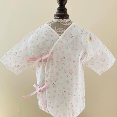 HowCute®︎ダブルガーゼ　小花柄　低出生体重児ショートサイズ30（コットに出てから1500ｇ～）