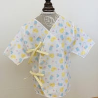 〈新柄アップ〉 HowCute®︎ダブルガーゼ　ひよこ柄　低出生体重児ショートサイズ30（コットに出てから1500ｇ～)