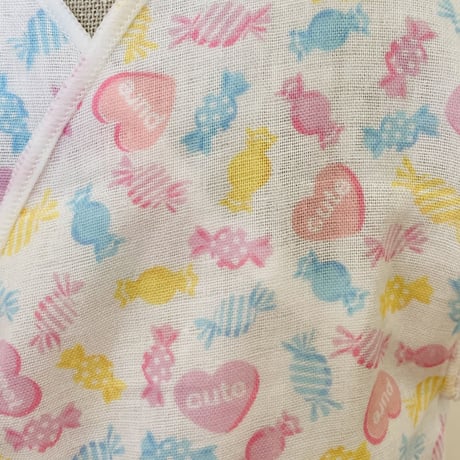 HowCute®︎ダブルガーゼ　ハート柄　低出生体重児ショートサイズ30（コットに出てから1500ｇ～)