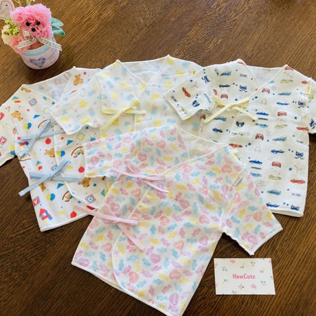 HowCute®︎ダブルガーゼ　おもちゃ柄　低出生体重児ショートサイズ30（コットに出てから1500ｇ～)