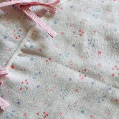 HowCute®︎ダブルガーゼ　小花柄　低出生体重児ショートサイズ30（コットに出てから1500ｇ～）