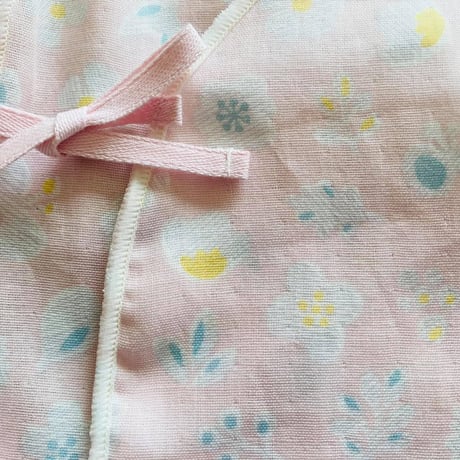 HowCute®︎ダブルガーゼ　パステルフラワー柄　低出生体重児ショートサイズ30（コットに出てから1500ｇ～）