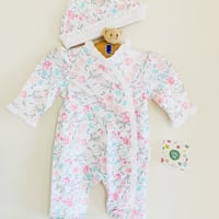 〈新生児サイズ〉パステルフラワー柄ベビーオール&帽子セット