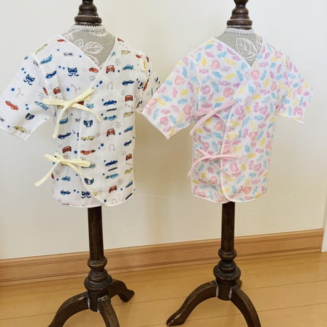 HowCute®︎ダブルガーゼ　車柄　低出生体重児ショートサイズ30（コットに出てから1500ｇ～)