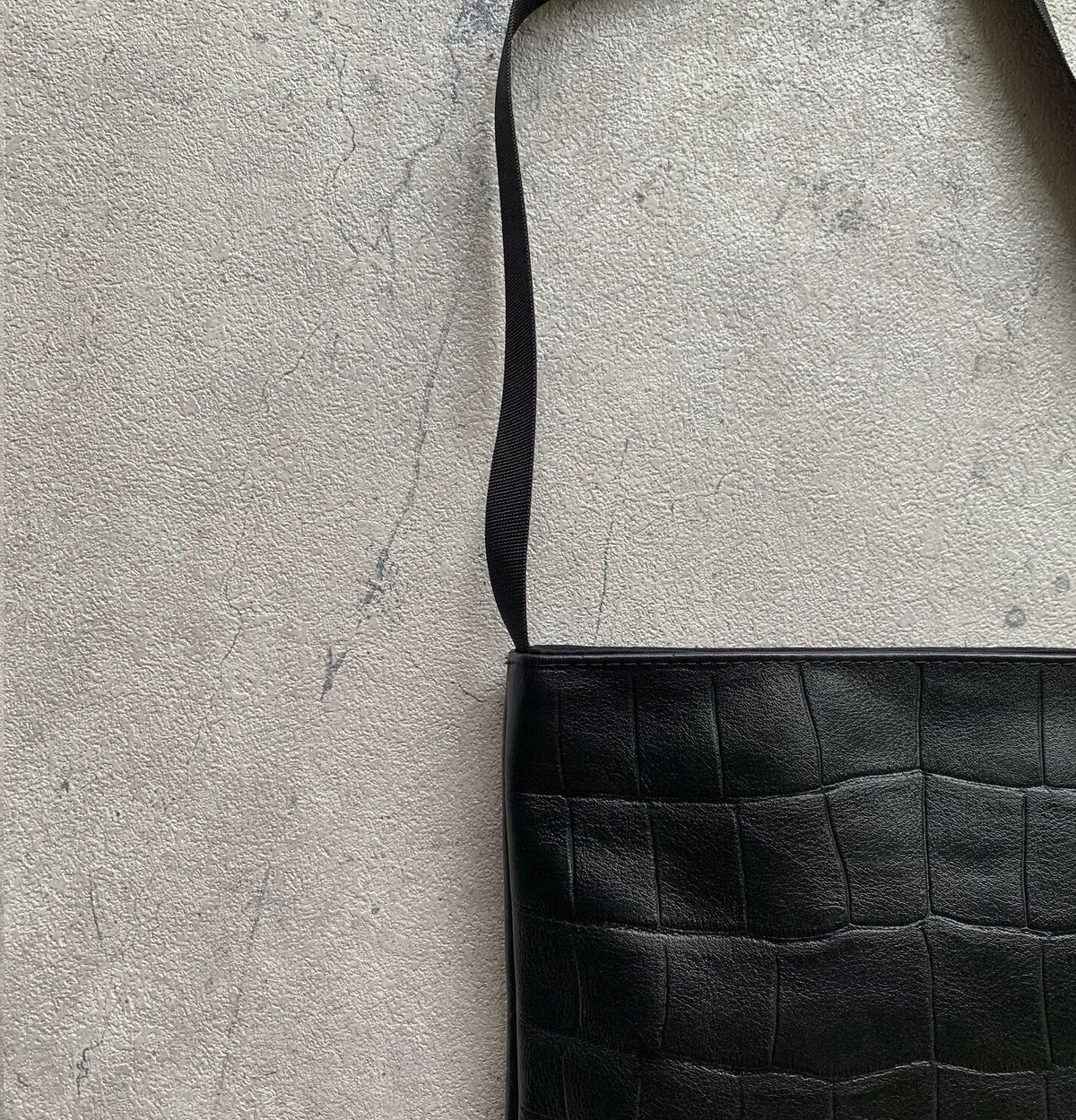 レザーショルダーバッグ バックル付き 黒 fit=scale-down,w=1200