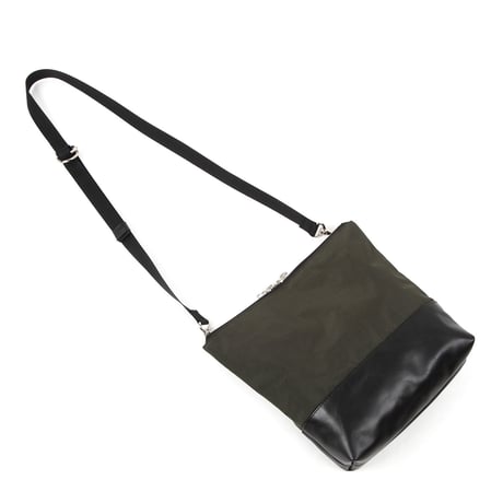 ARUMO  ジップレザーショルダーバッグD /  カーキｘブラックレザー  