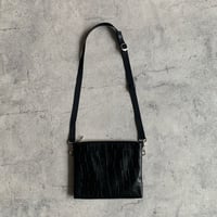 ARUMO  レザージップサコッシュ / ブラック x クロコダイル