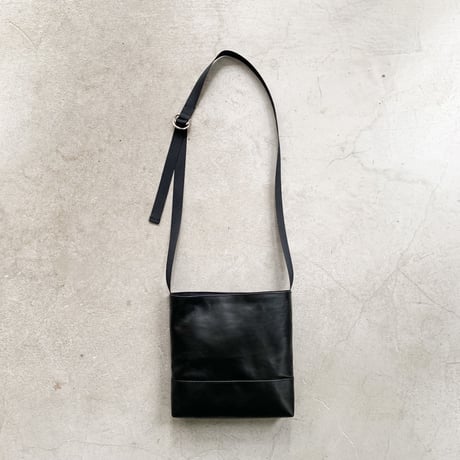ARUMO  レザーショルダーバッグD /  ブラックレザー