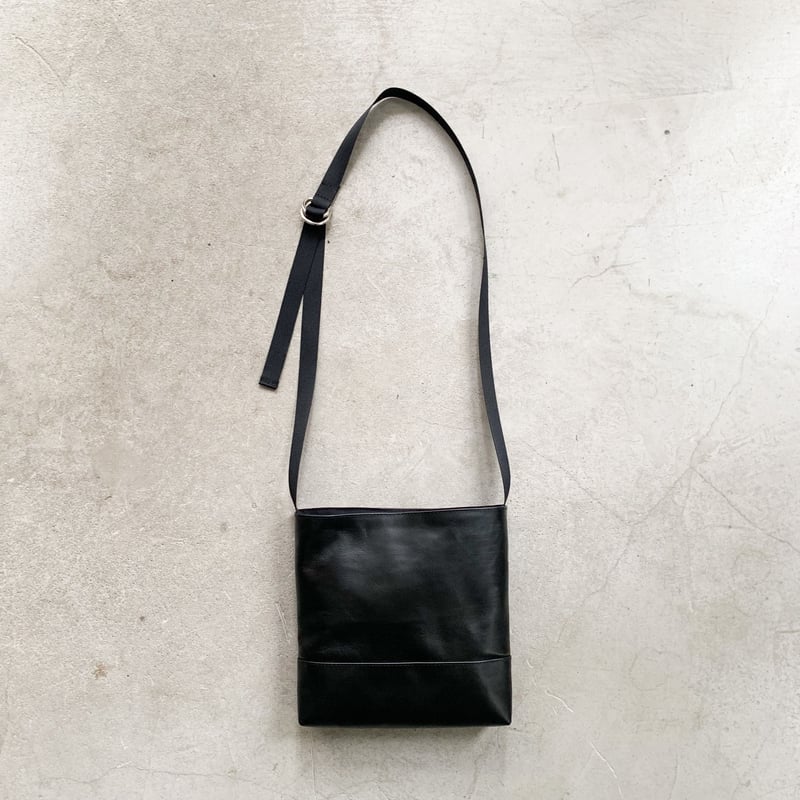 【ラッキ】A（アー）　黒 レザー ショルダーバッグ ARUMO レザーショルダーバッグD / ブラックレザー | ARUMO