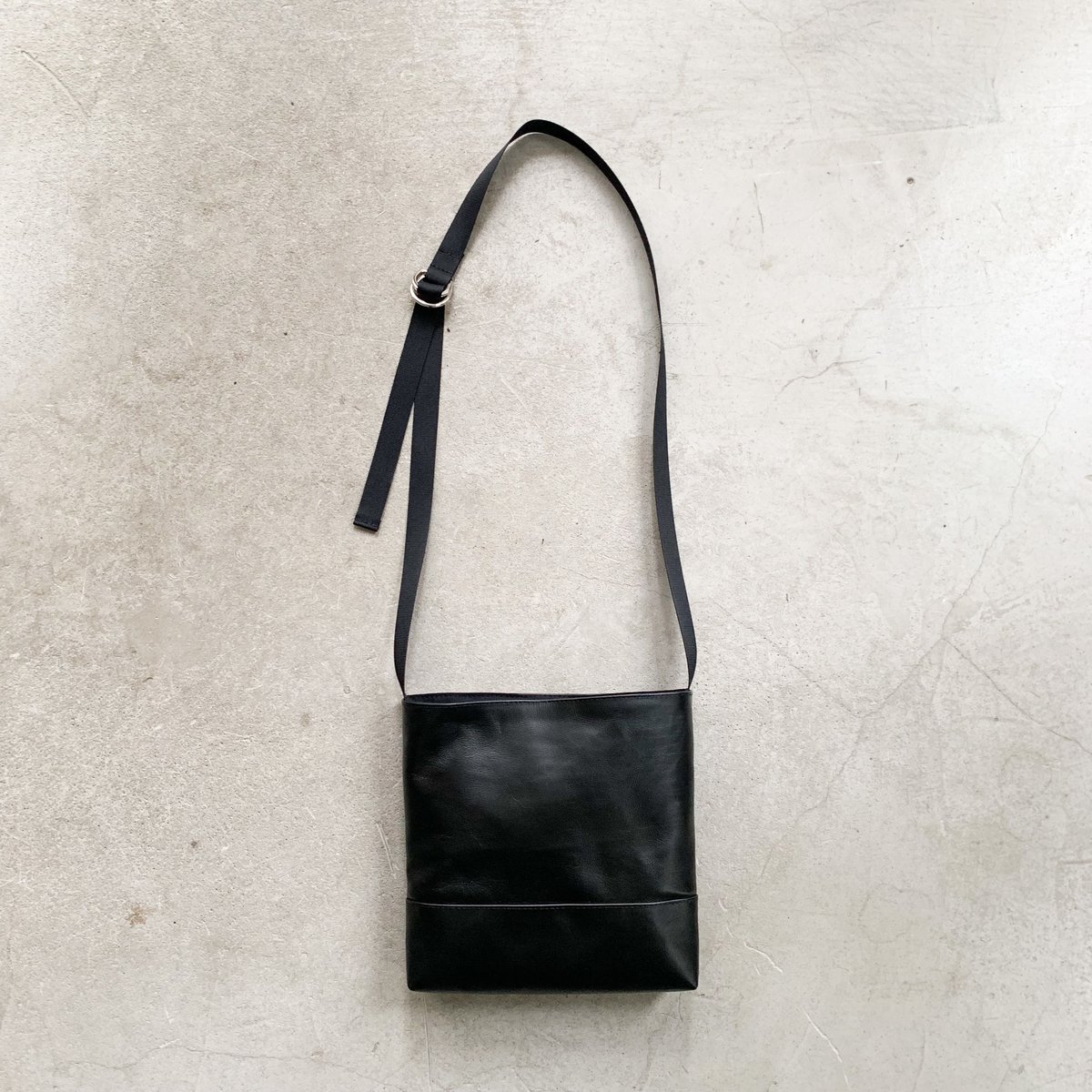 【人気です】ブラックレザー ショルダーバッグ fit=scale-down,w=1200