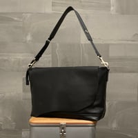 ARUMO  レザーショルダーバッグ WFL / ブラック