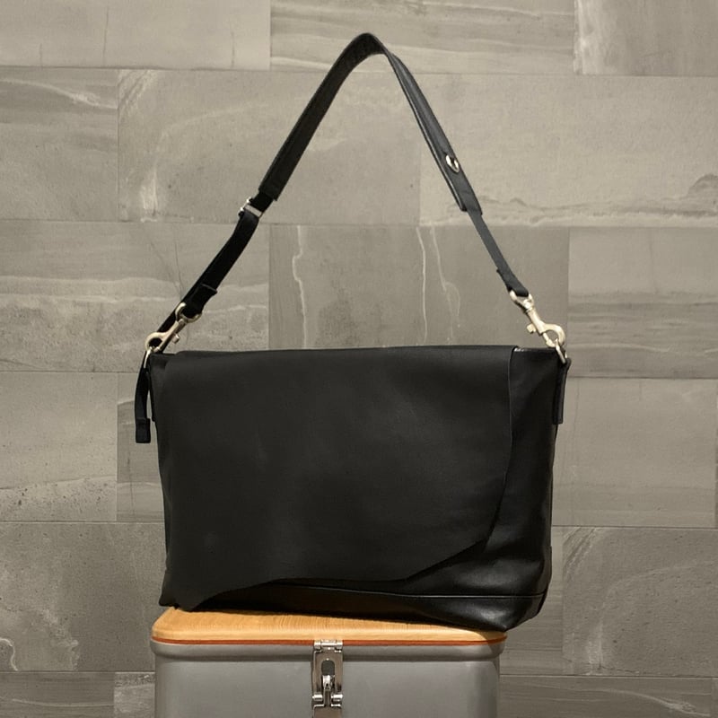 ARUMO レザーショルダーバッグ WFL / ブラック | ARUMO OnlineStore