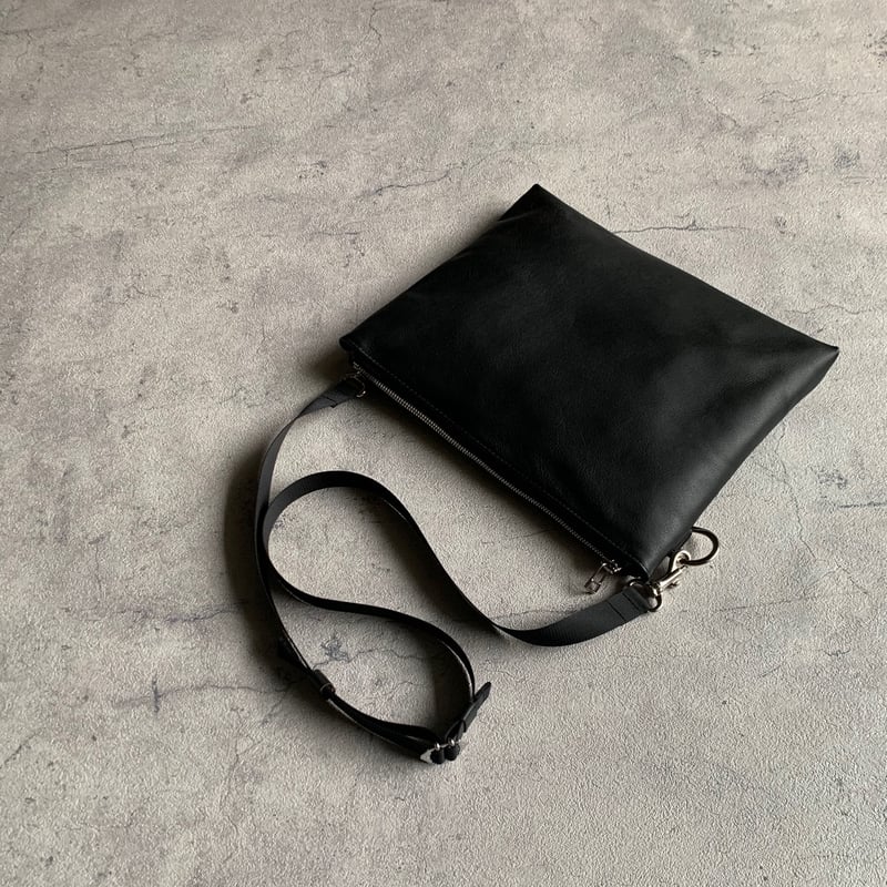 ARUMO レザージップサコッシュ M / ブラック | ARUMO OnlineStore ARUMO レザージップサコッシュ M / ブラック | ARUMO OnlineStore