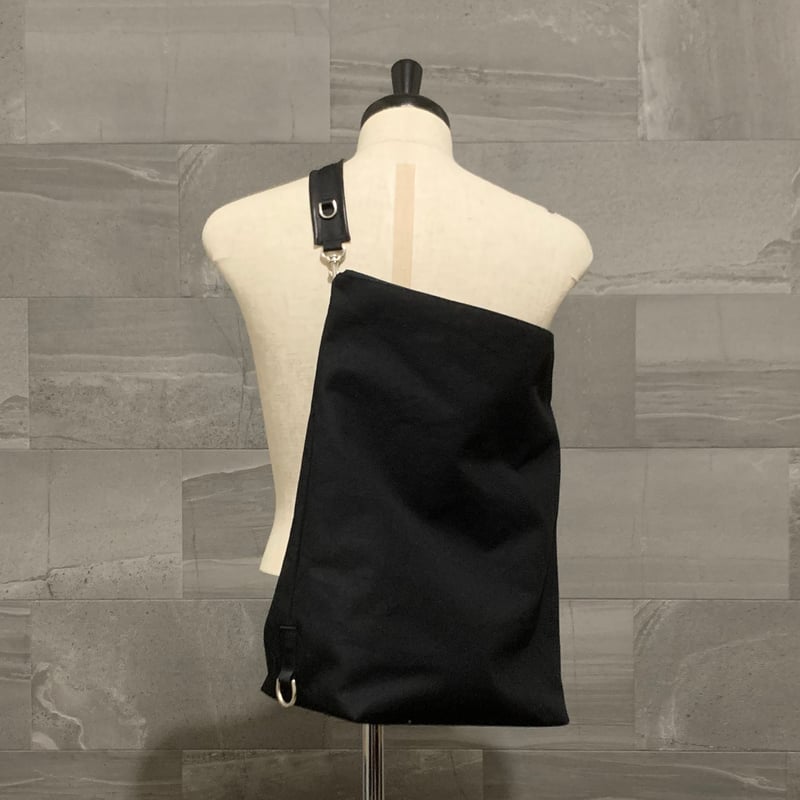 ARUMO デルタバッグ ミディアム / ブラックキャンバス x レザー