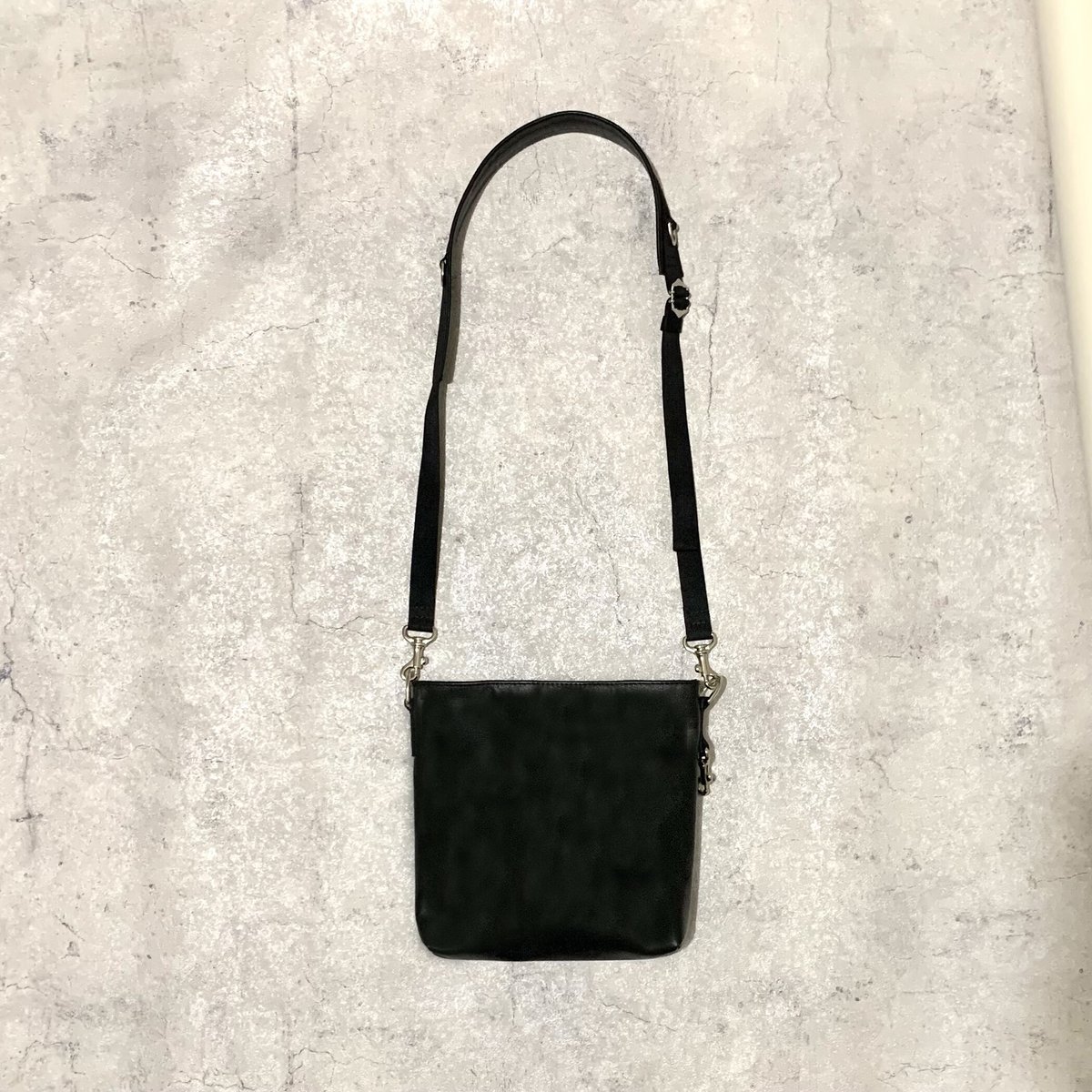 ARUMO レザーショルダーバッグD + レザーストラップN / ブラック