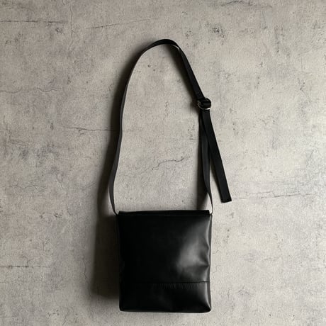 ARUMO  レザーフラップショルダーバッグD /  ブラックレザー