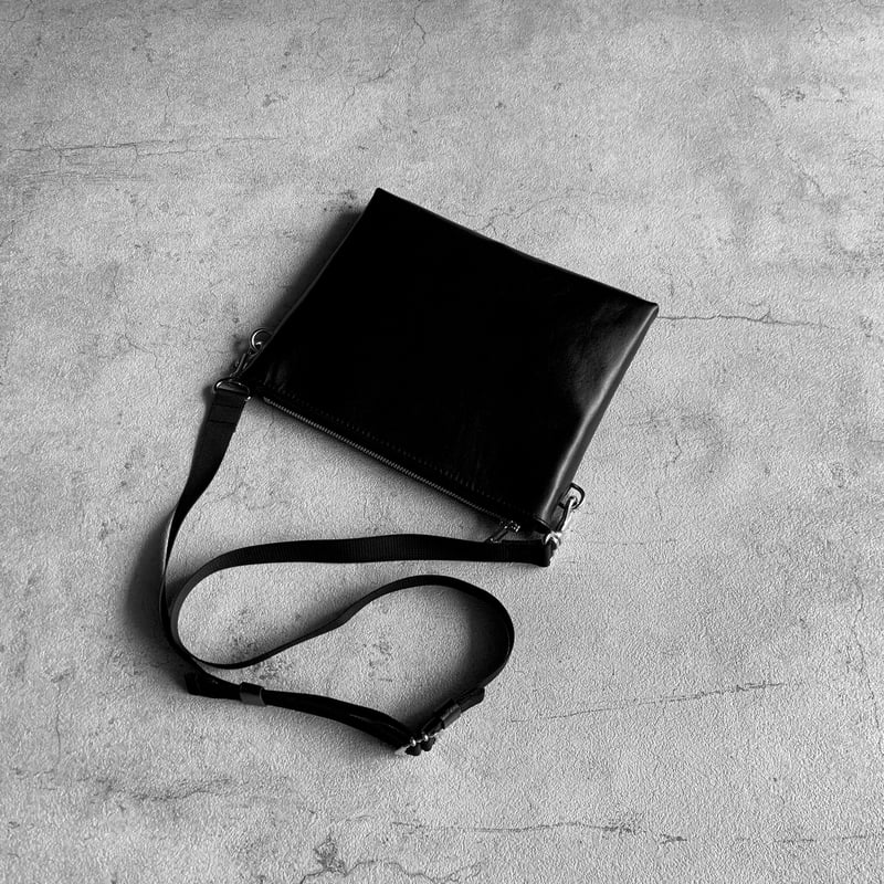 ARUMO レザージップサコッシュ / ブラック | ARUMO OnlineStore