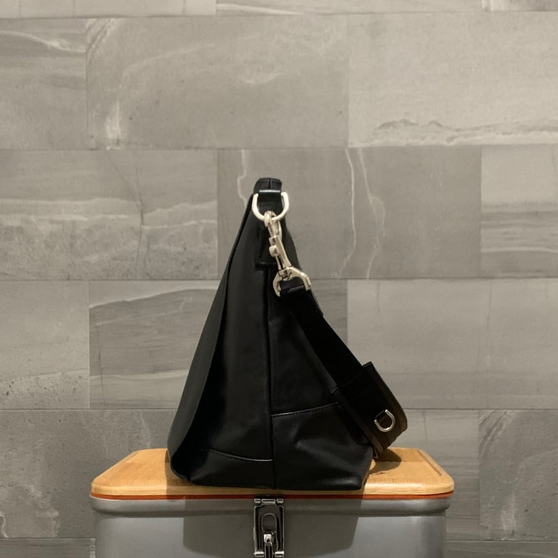 ARUMO レザーショルダーバッグ ARUMO レザーショルダーバッグ WFL / ブラック | ARUMO OnlineStore