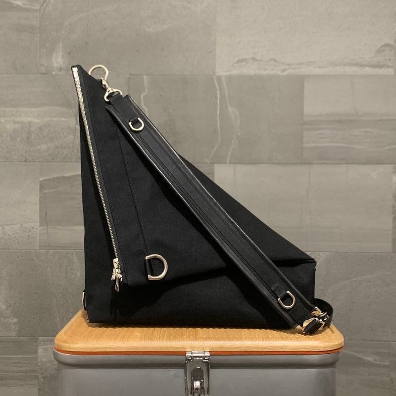 バッグ arume ARUMO デルタバッグ スモール / ブラックキャンバス x レザー | ARUMO